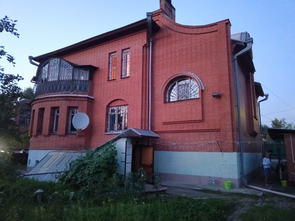 Дом подруги в Красноярске. Эх любили же раньше строить замки)